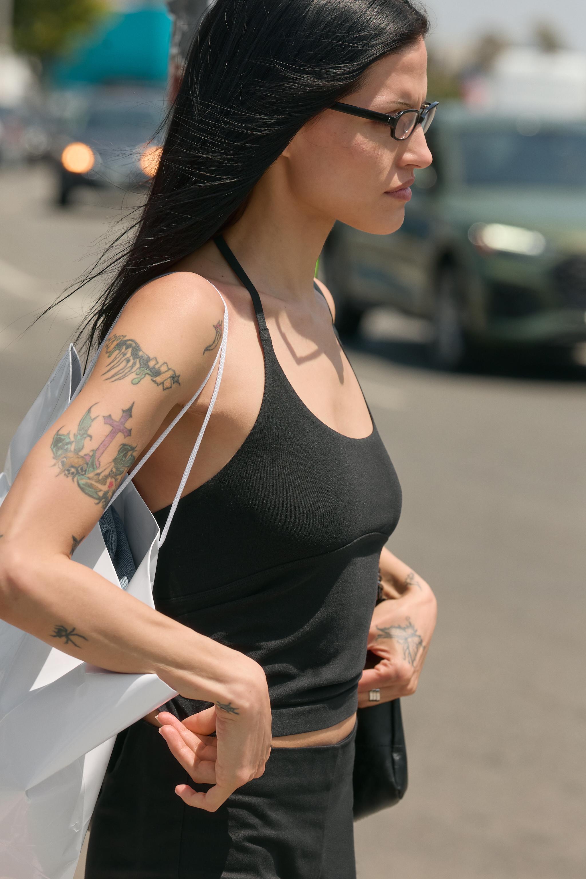 SEAMLESS HALTER TOP